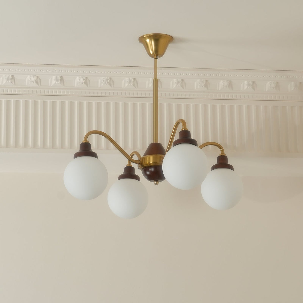 Lustre doré Avec Bras en Bois de Frêne et Globes en Verre Blanc, Style Rétro - Neutralighting