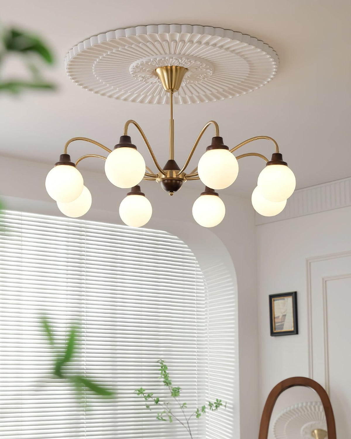 Lustre doré Avec Bras en Bois de Frêne et Globes en Verre Blanc, Style Rétro - Neutralighting