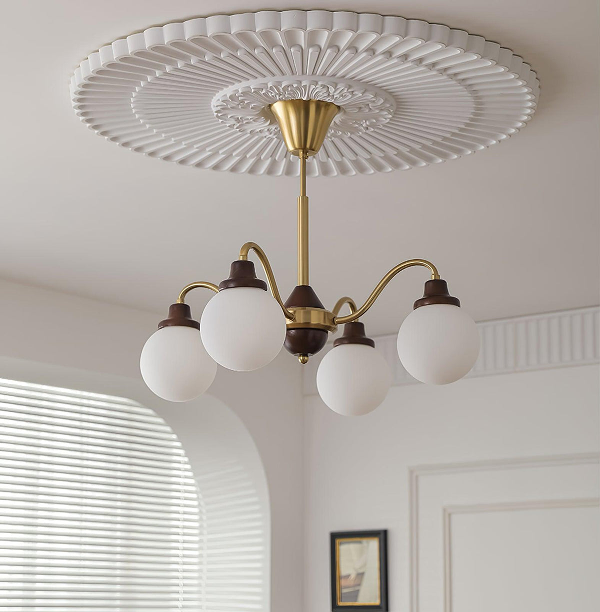 Lustre doré Avec Bras en Bois de Frêne et Globes en Verre Blanc, Style Rétro - Neutralighting