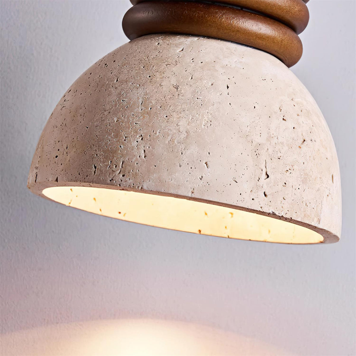 Lampe Suspension Dôme en Travertin Anneaux en Bois de Noyer Ambiance Minimaliste - Neutralighting