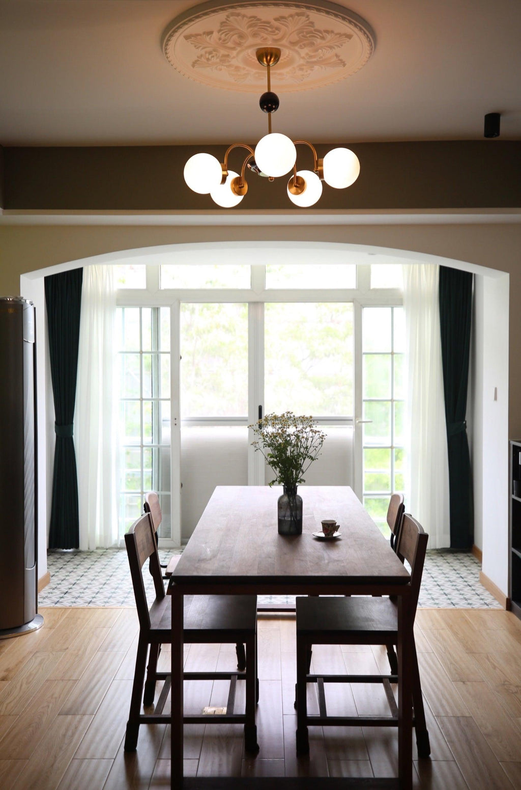 Lustra Chandelier Cadre en Tige et Blanc - Neutralighting