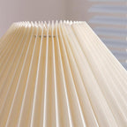 Zain Lampe de Table Plissée Papier Plissée Sculpturale en Bois - Neutralighting