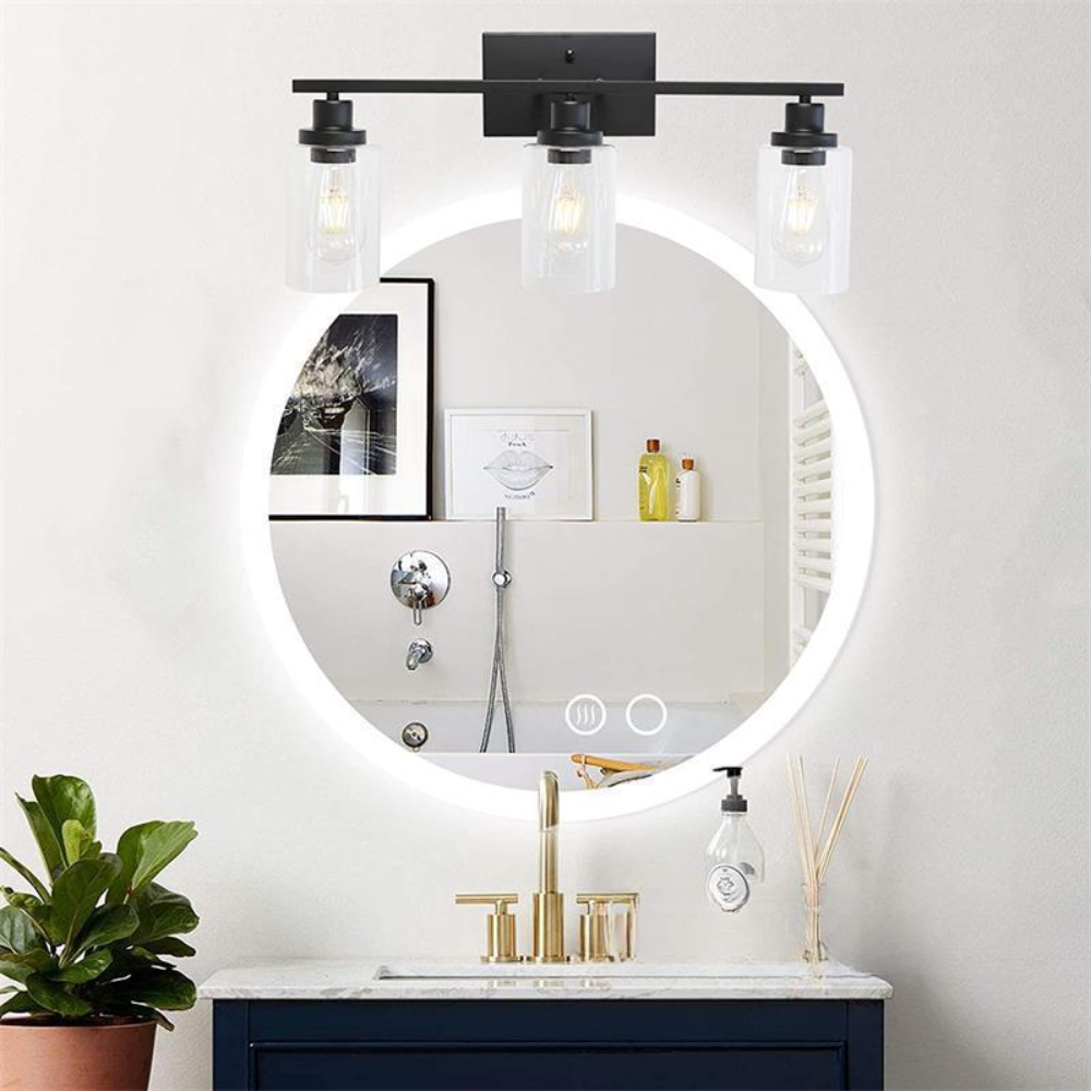 Applique Abel noire à trois abat-jours en verre installée au-dessus d’un miroir rond
