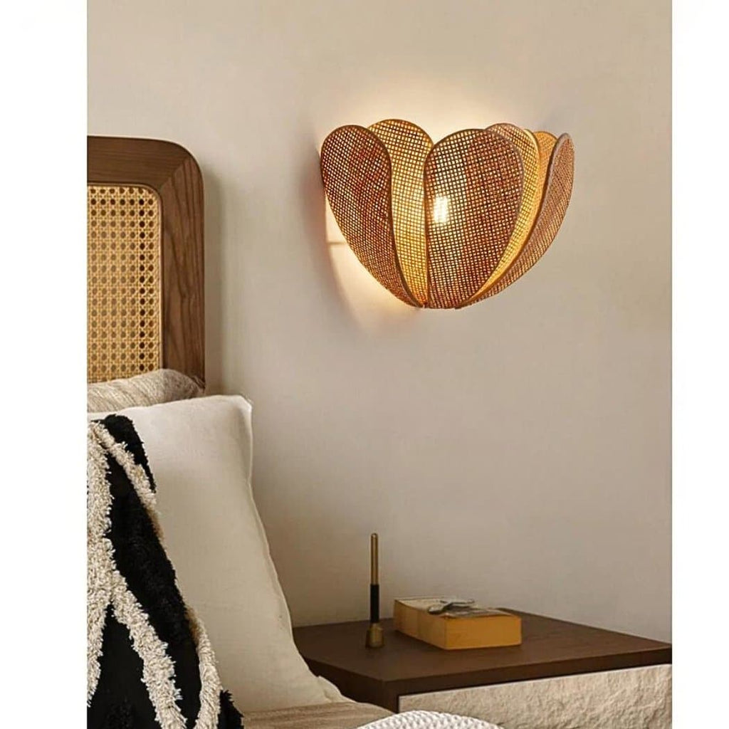 Applique murale en forme de fleur et en cannage artisanal – Alviane Épure