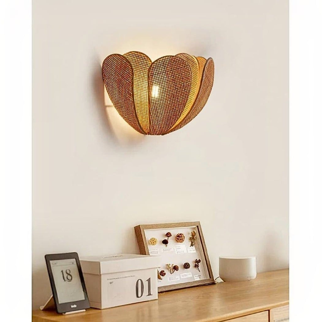 Applique murale en forme de fleur et en cannage artisanal – Alviane Épure
