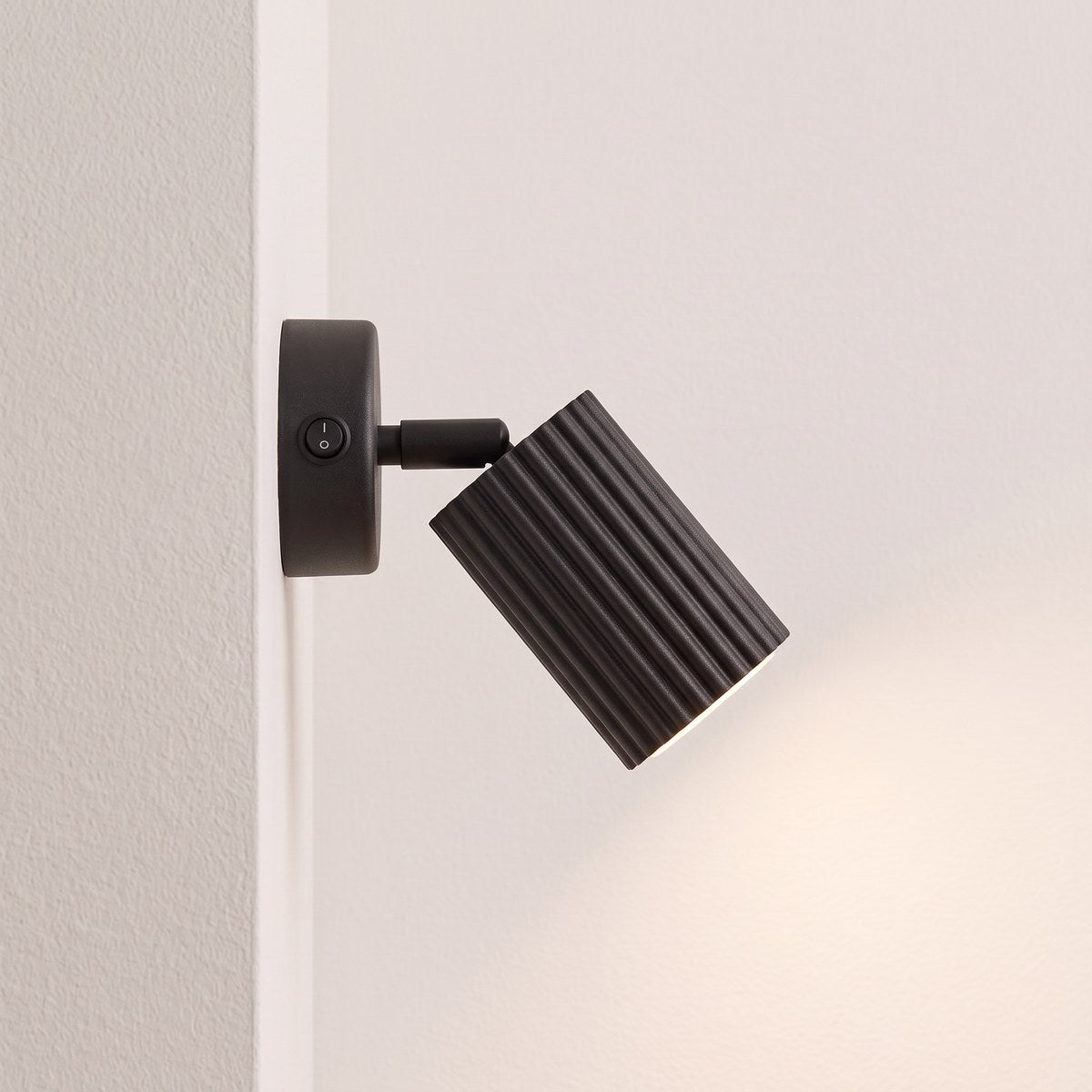 Applique murale — Spot orientable noire cannelée avec interrupteur