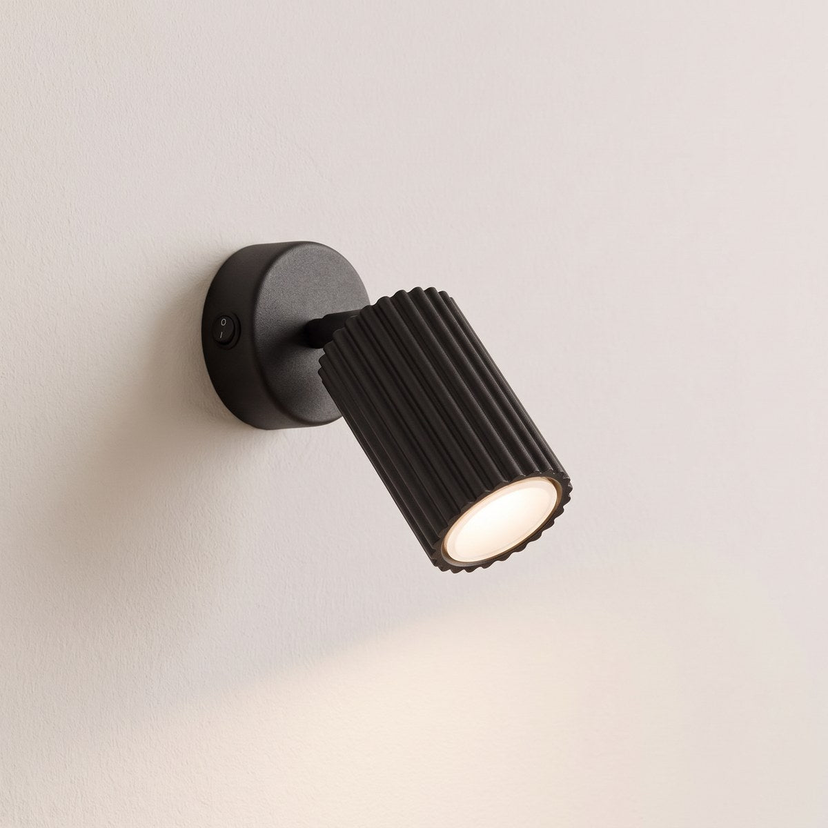 Applique murale — Spot orientable noire cannelée avec interrupteur