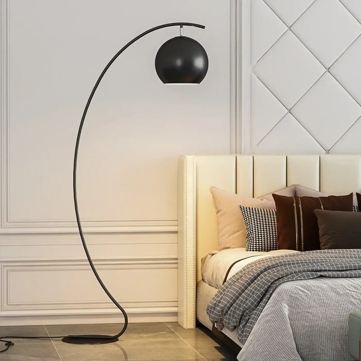 Lampadaire design en demi lune avec abat jour rond et style elegant – Orélian Courbe