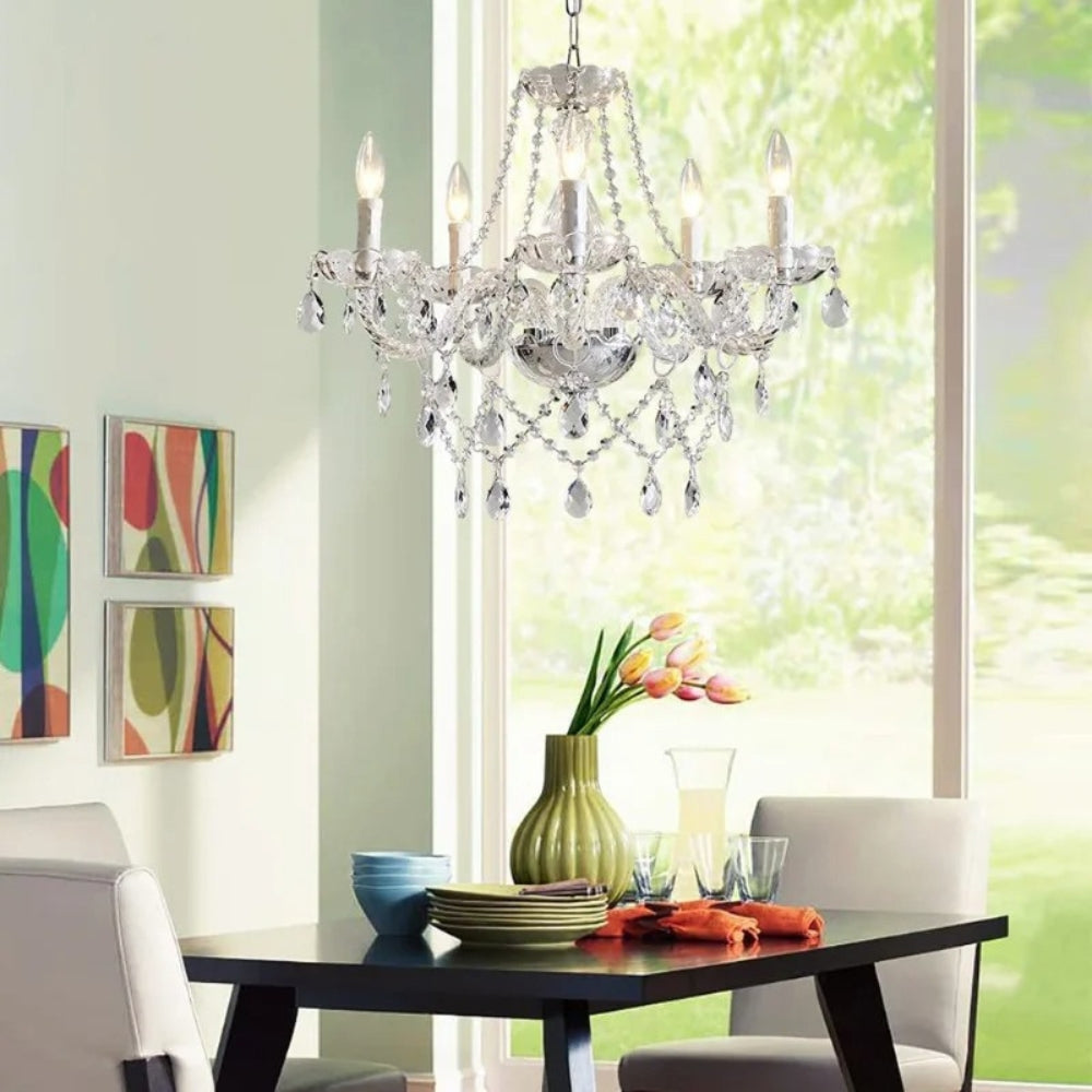 Lustre baroque Lorène en cristal suspendu au-dessus d’une table sombre