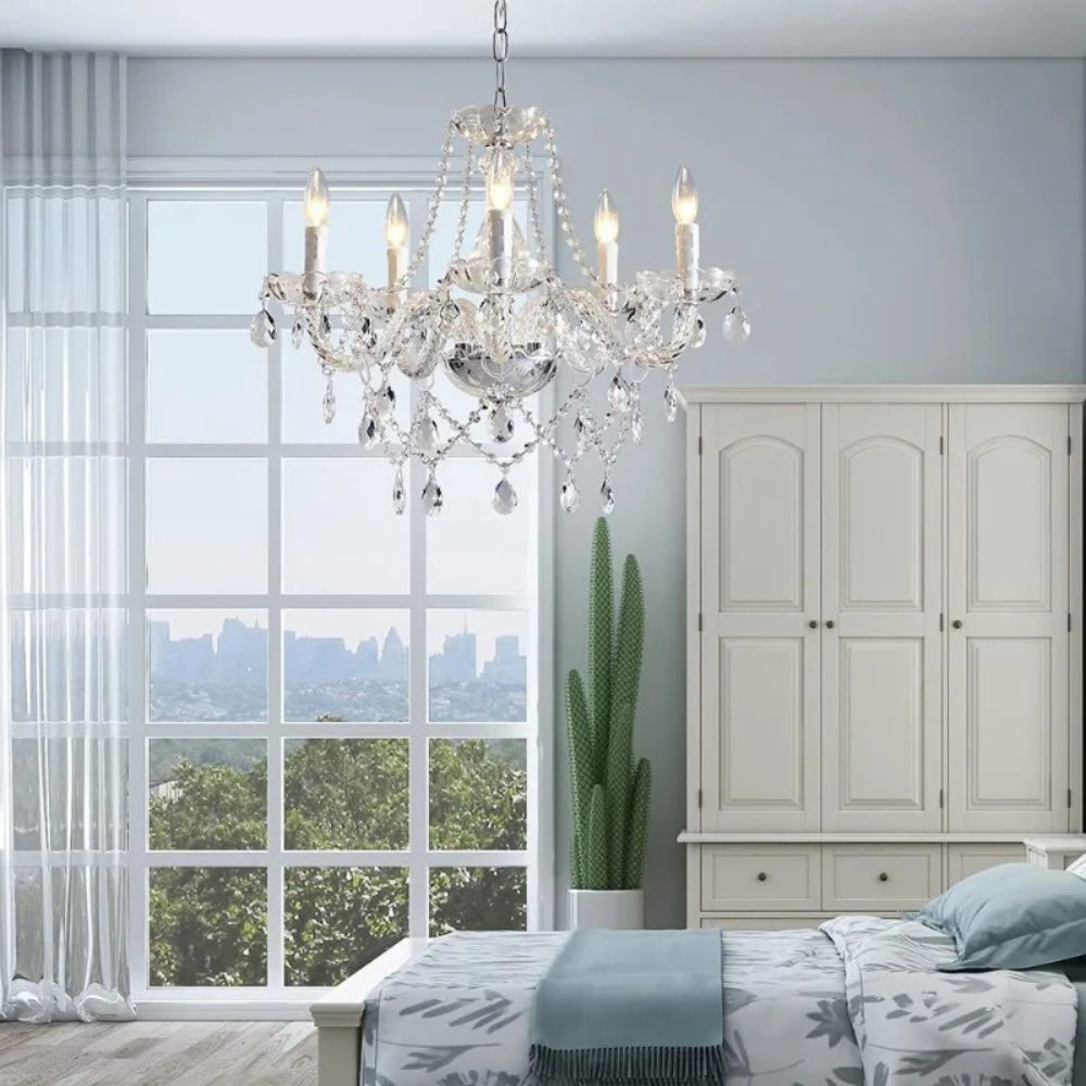 Lustre baroque Lorène à pampilles de cristal dans une chambre claire