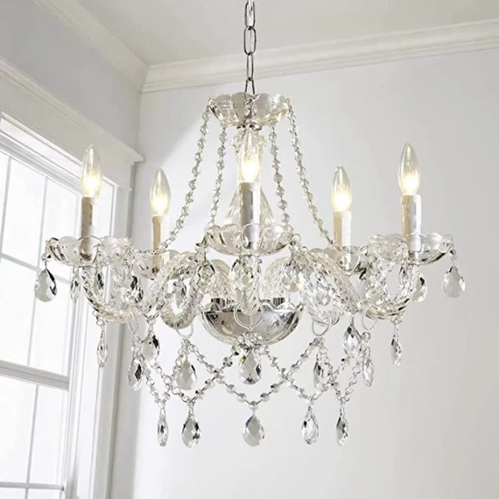 Lustre baroque Lorène à cinq lumières et pampilles de cristal suspendu près d’une fenêtre