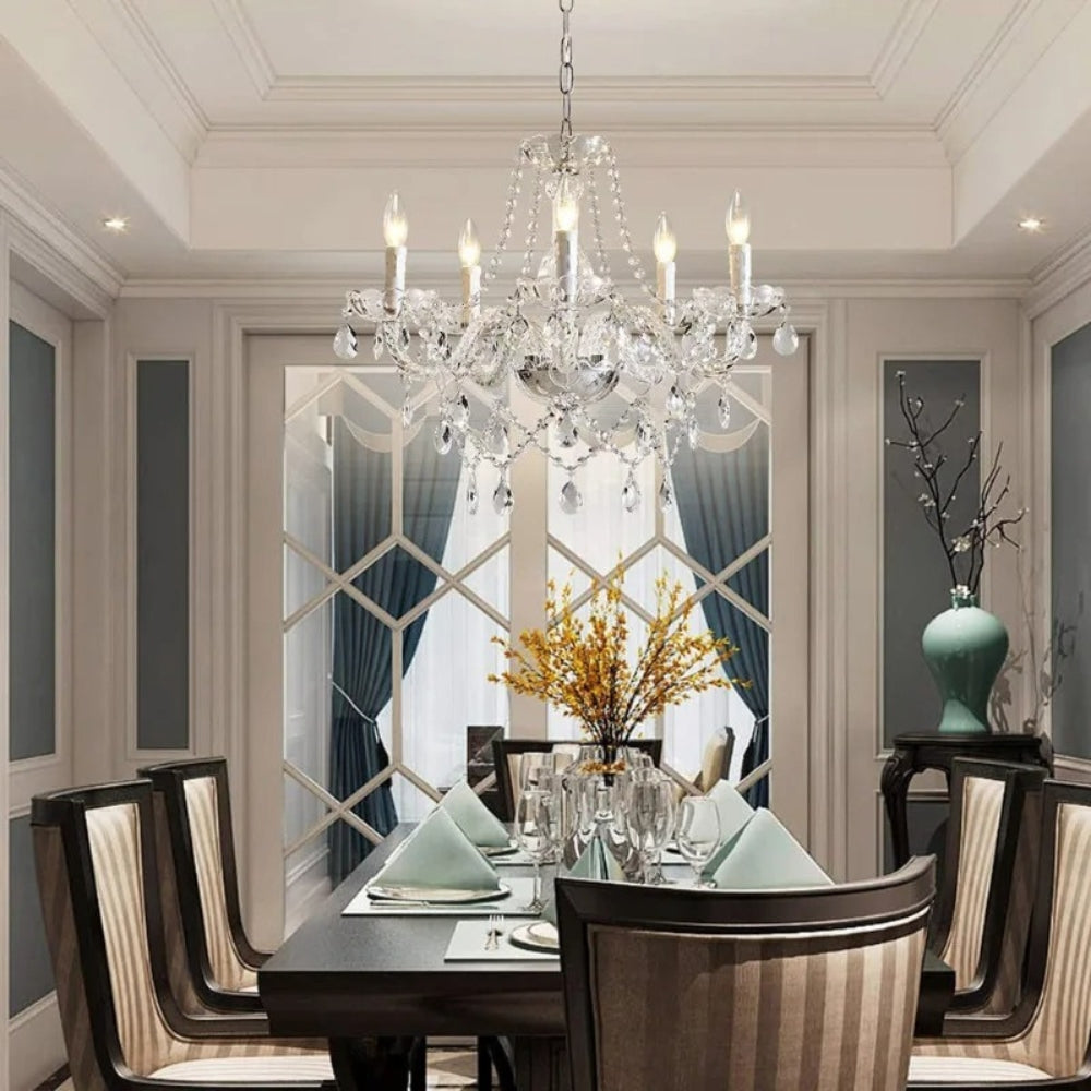 Lustre baroque Lorène en cristal au-dessus d’une table de salle à manger