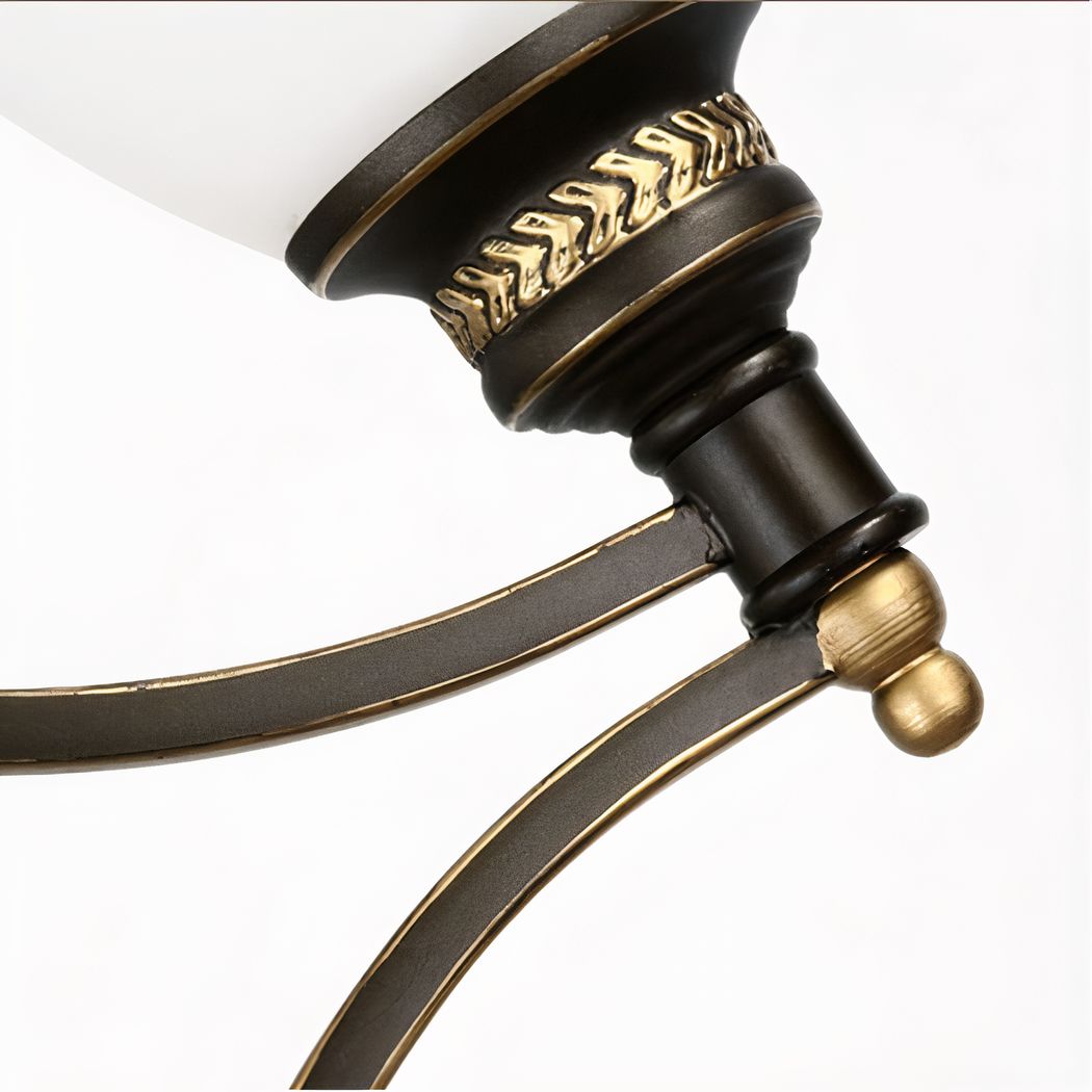 Détail de la monture sombre ornée de motifs dorés du lustre vintage Mona