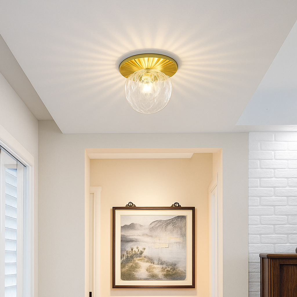 Plafonnier LED design rond doré avec boule en verre Porch Camille Intervalle - Reflets Subtils & Décor Raffiné