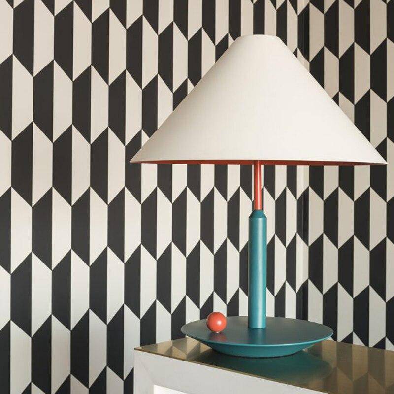 Lampe à poser moderne LED avec abat-jour conique blanc