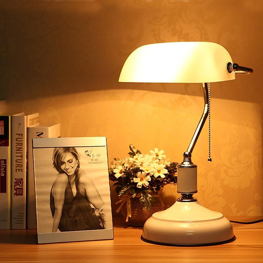Lampe de Banquier Blanche Manon Lointain en Métal - Une Présence Décorative Affirmée