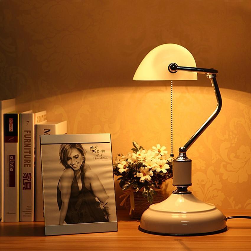 Lampe de Banquier Blanche Manon Lointain en Métal - Une Présence Décorative Affirmée
