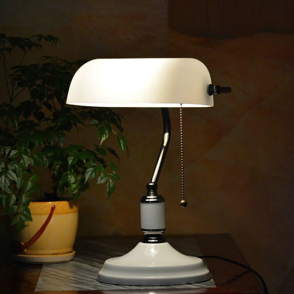 Lampe de Banquier Blanche Manon Lointain en Métal - Une Présence Décorative Affirmée