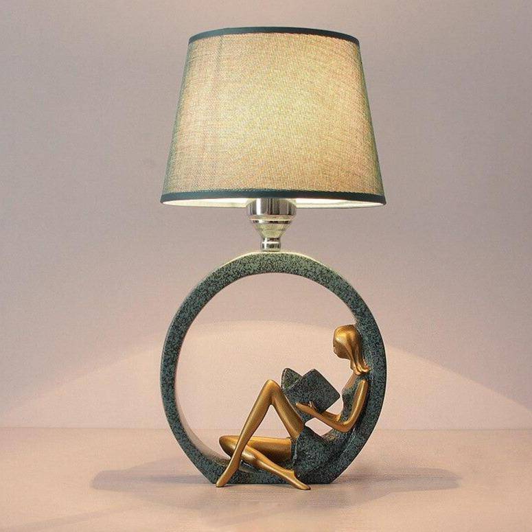 Lampe à poser LED avec corps imitation sculpture et abat-jour tissu