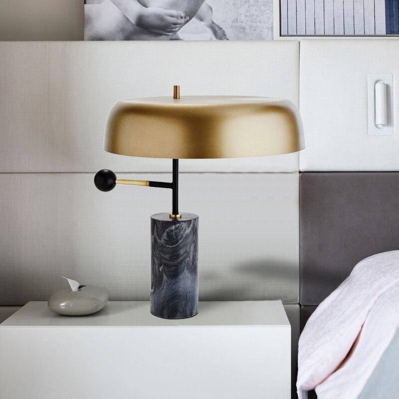 Lampe à poser design LED en marbre avec abat-jour arrondi doré