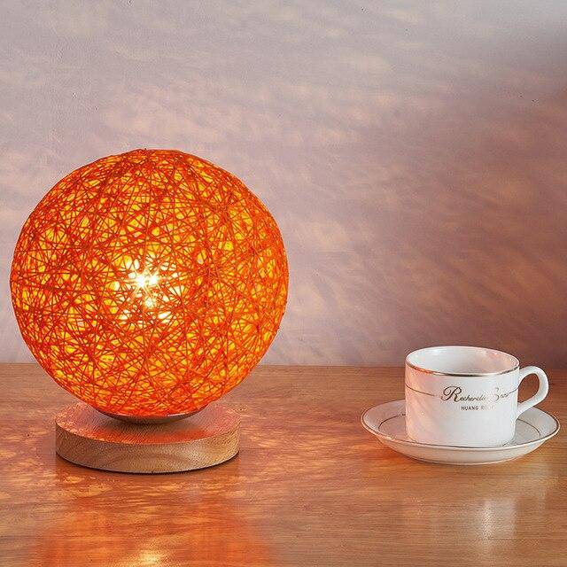 Lampe à poser LED avec socle bois et boule en tissu de couleur Wicker