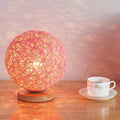 Lampe à poser LED avec socle bois et boule en tissu de couleur Wicker