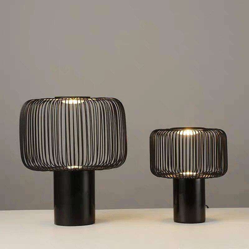 Lampe à poser design à LED avec abat-jour cage arrondie en métal noir