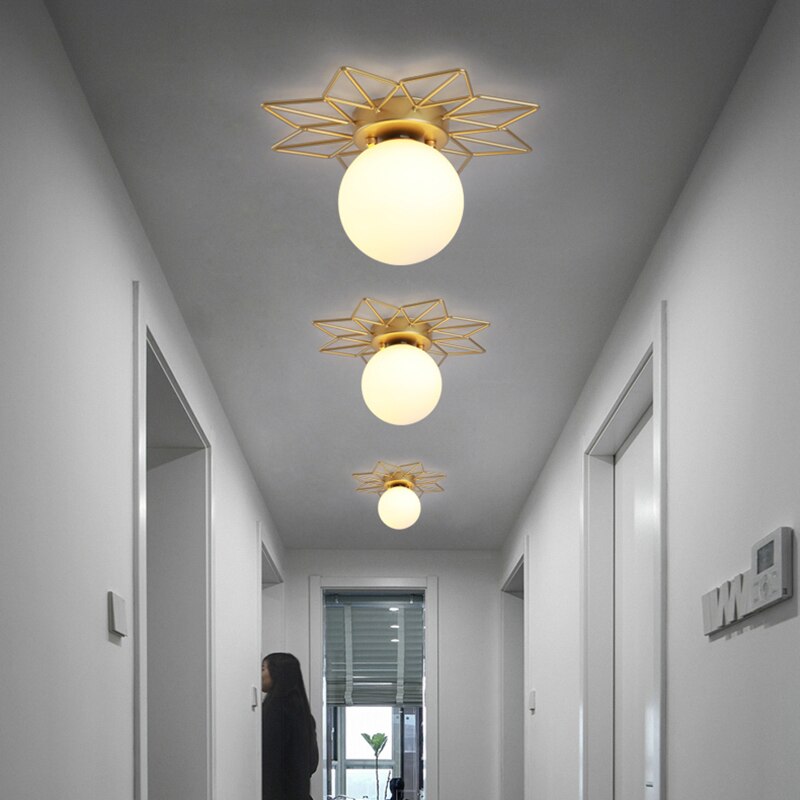 Plafonnier — Moderne LED avec soleil métallique et globe Sana