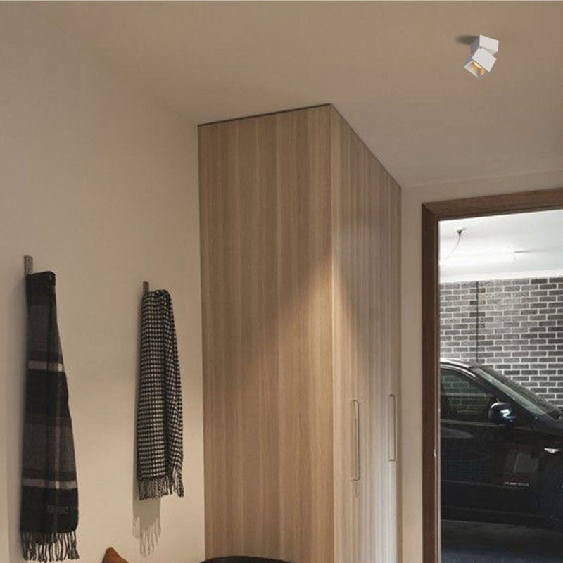 Spot design cubique avec angle réglable Irma Paul Partition en Métal - Une Présence Décorative Affirmée