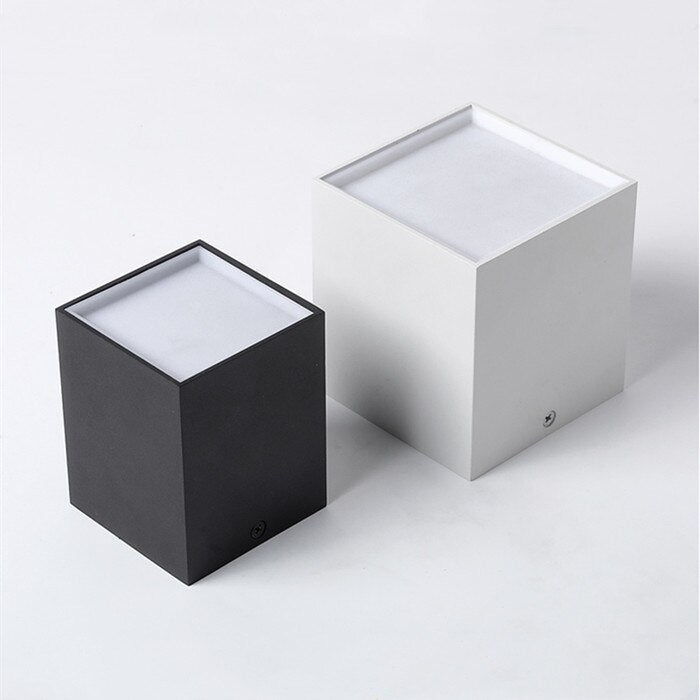 Spot design LED en forme de cube en aluminium Beal Estelle Florilège - Une Présence Décorative Affirmée
