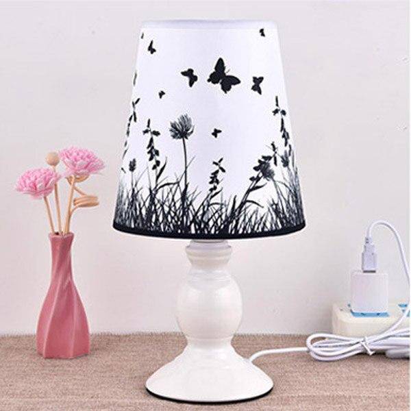 Lampe de chevet blanche avec abat-jour en tissu avec papillon et fleurs