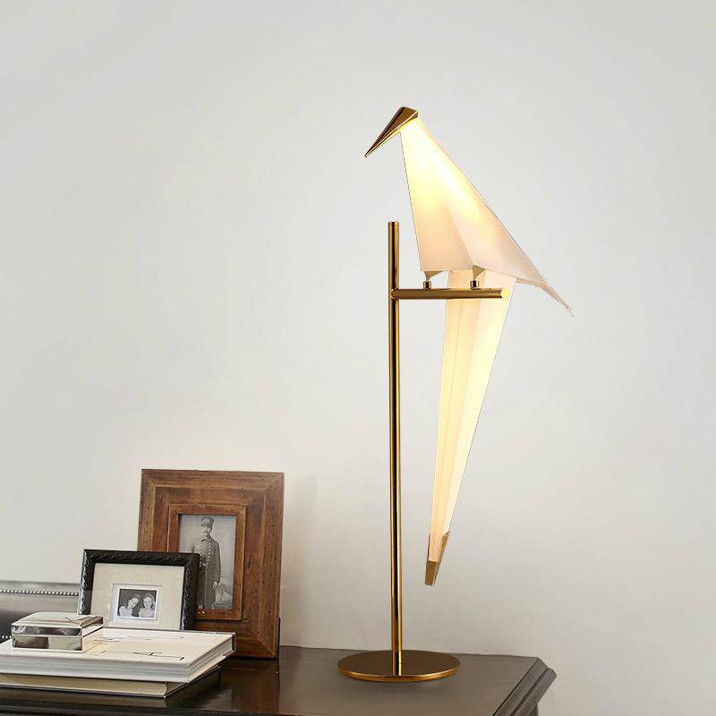 Lampe à poser en forme d'oiseau sur branche dorée