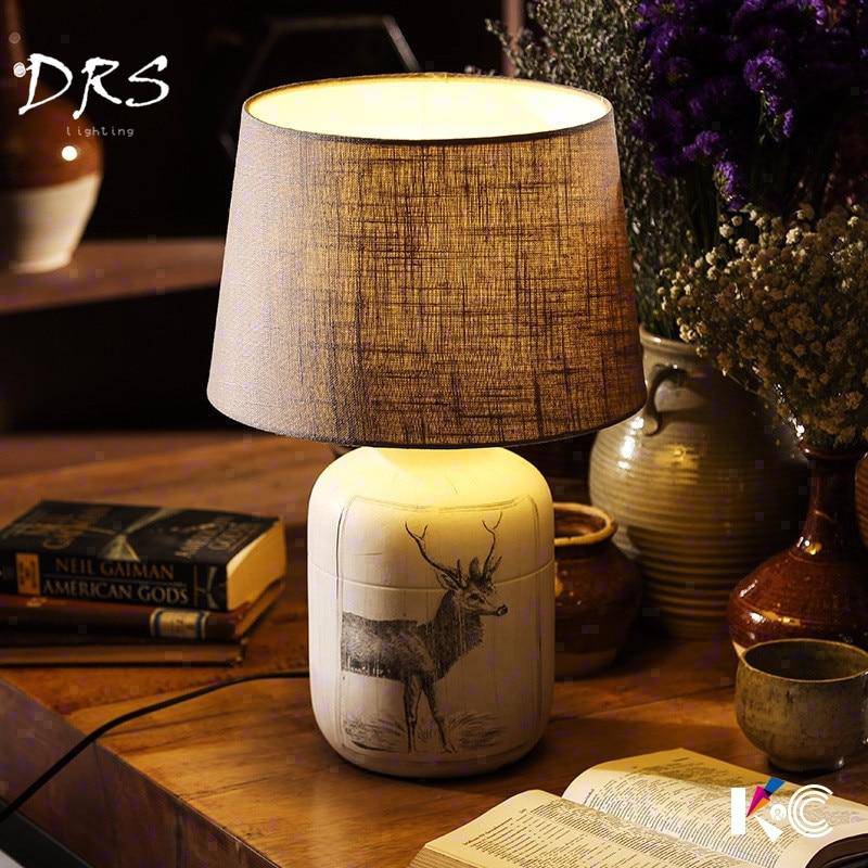 Lampe de chevet avec abat-jour en tissu et dessin cerf