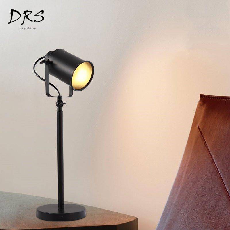 Lampe de bureau à LED spot ajustable sur pied noir Victor Respire en Métal - Une Présence Décorative Affirmée