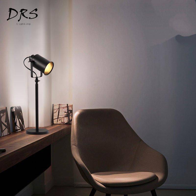 Lampe de bureau à LED spot ajustable sur pied noir Victor Respire en Métal - Une Présence Décorative Affirmée