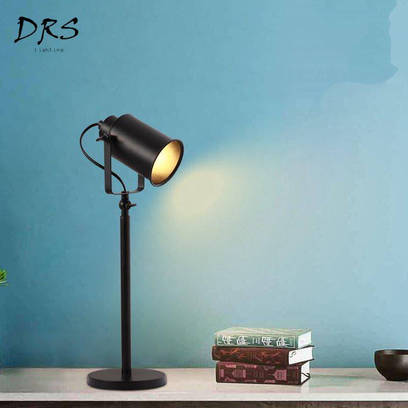Lampe de bureau à LED spot ajustable sur pied noir Victor Respire en Métal - Une Présence Décorative Affirmée