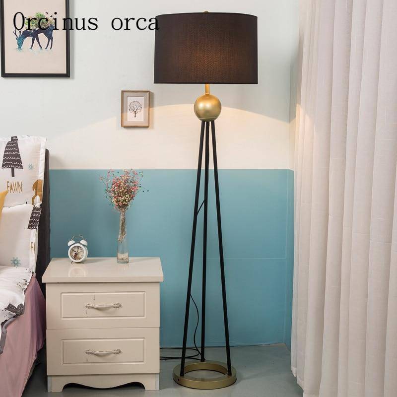 Abat-jour — LED design trois pieds reliés avec boule doré et abat-jour tissu