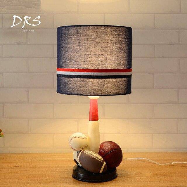 Lampe de chevet enfant avec ballons sportifs et abat-jour